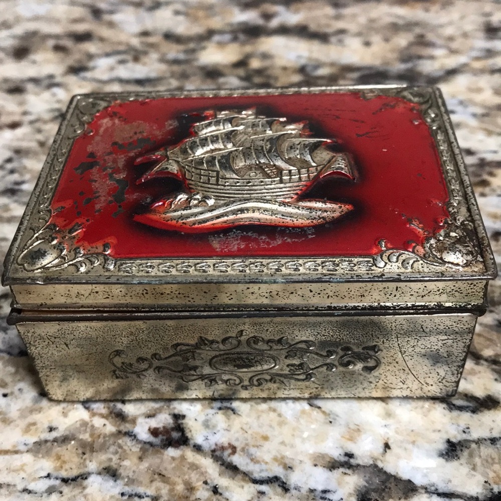 Vintage jewelry boxes💜